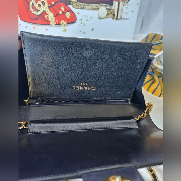 EUC vintage Chanel gold chain purse - Picture 9 of 17